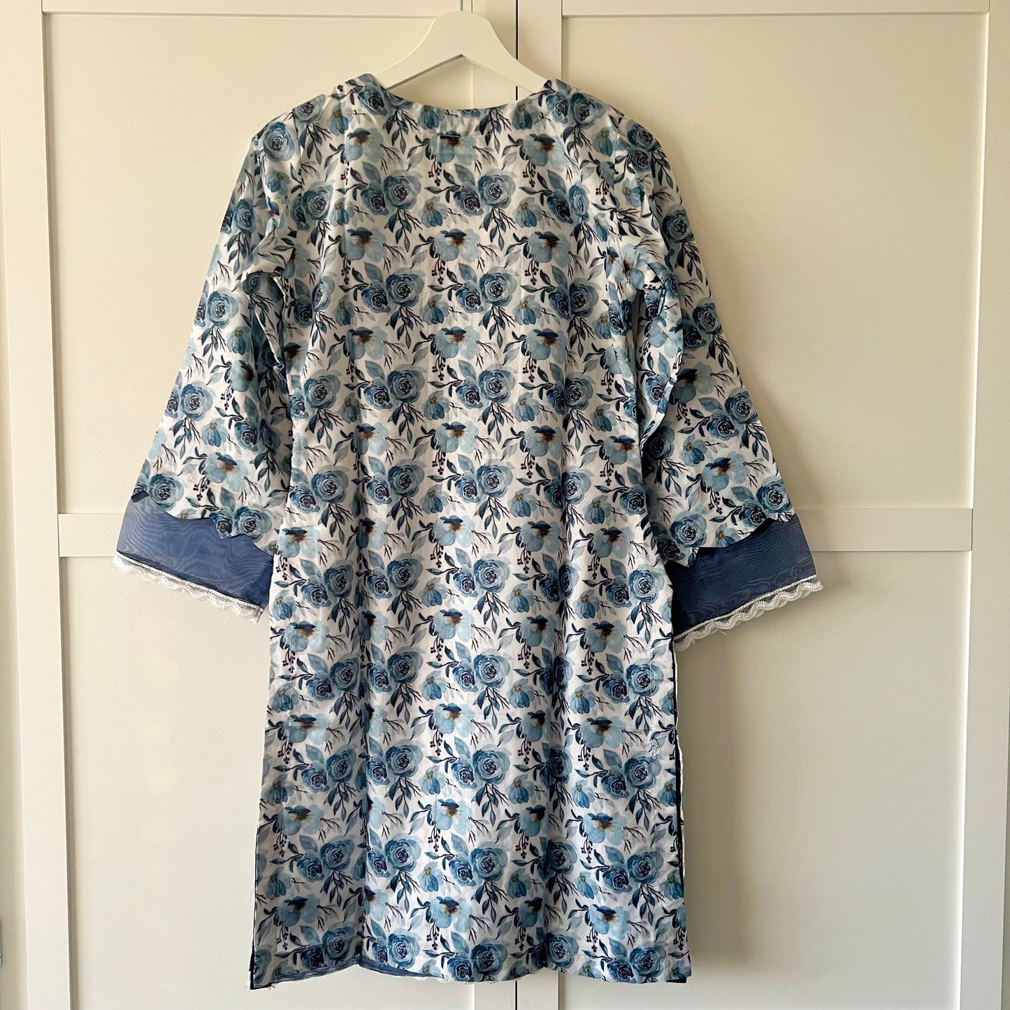 Simrans White Blue Mirror Embroidered Chikankari Kurta